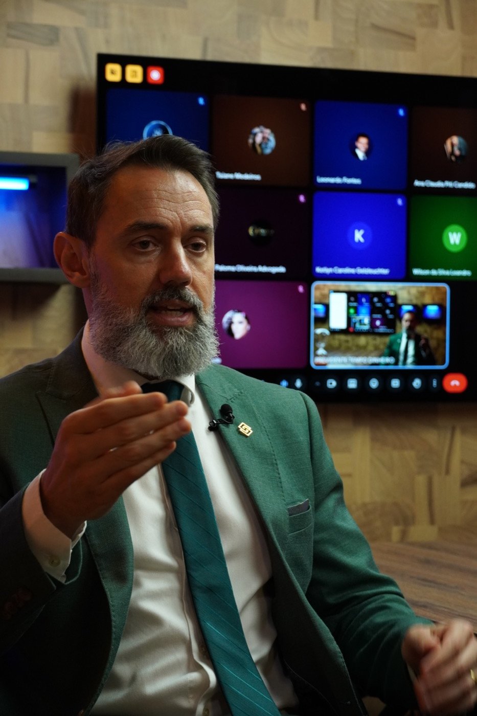 Rodrigo Schroeder ensinando durante um encontro com advogados
